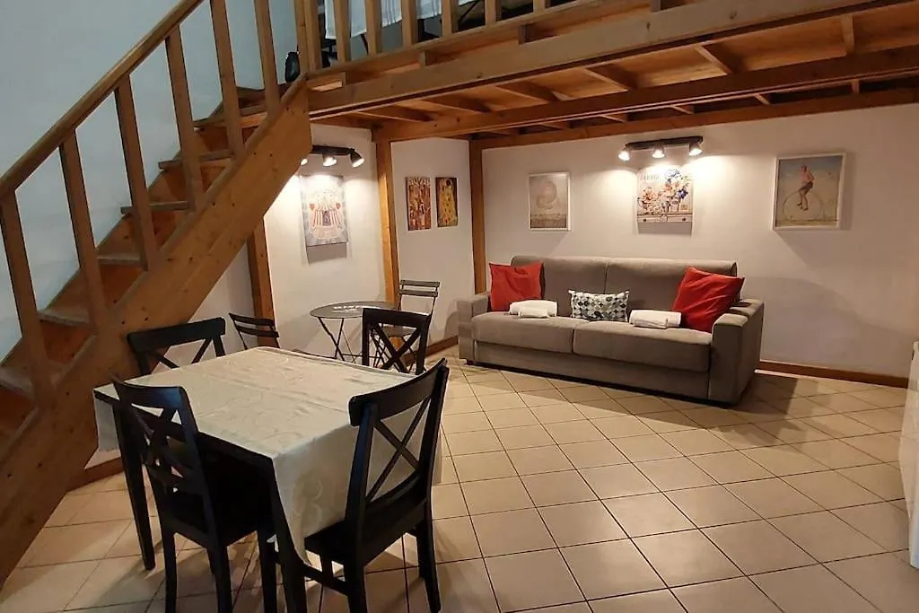 Gemelli Holidays 2: Dual Loft Apartments with Private Courtyard Rome