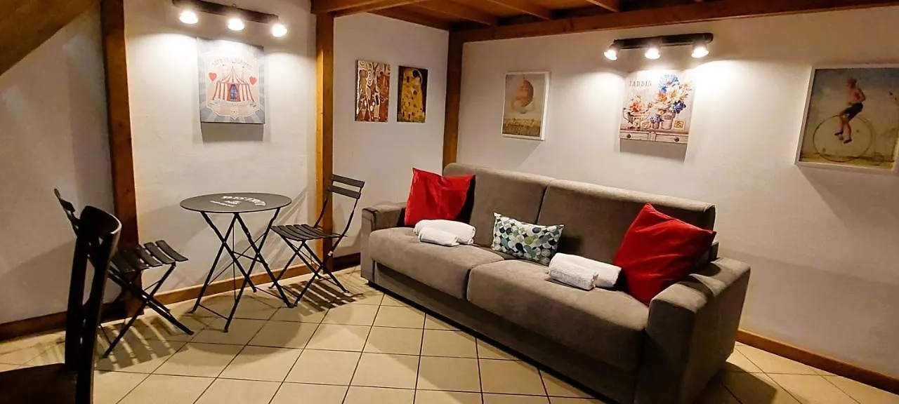 Gemelli Holidays 2: Dual Loft Apartments with Private Courtyard Rome